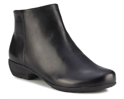 EZRA BOOT BY ROS HOMMERSON